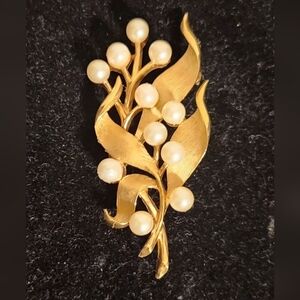 Elegant Gold and Pearl Brooch Trifari